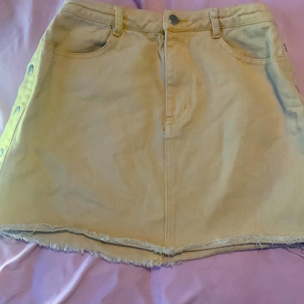 A cute new Jean skirt! With buttons on the sides! Very clean as well!